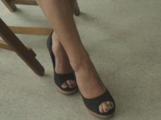 Amanda Tapping feet photo thumbnail