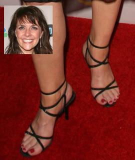 Amanda Tapping feet photo thumbnail