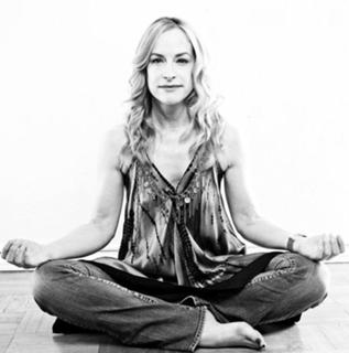 Amanda Wyss feet photo 3