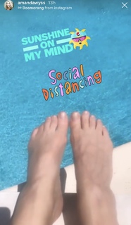 Amanda Wyss feet photo 9