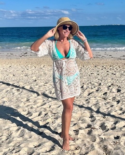 Amanda Wyss feet photo 4
