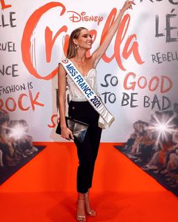 Amandine Petit feet photo 14