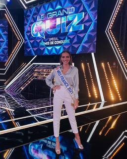 Amandine Petit feet photo 13