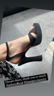 Amber Anderson feet photo 8