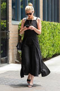 Amber Heard feet photo thumbnail