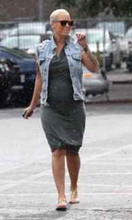 Amber Rose feet photo thumbnail