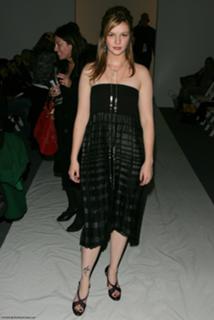 Amber Tamblyn feet photo thumbnail