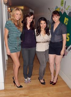 Amber Tamblyn feet photo thumbnail