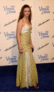 Amber Tamblyn feet photo thumbnail
