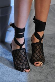 Amber Valletta feet photo thumbnail