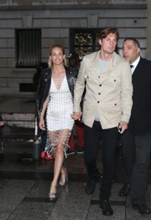 Amber Valletta feet photo thumbnail