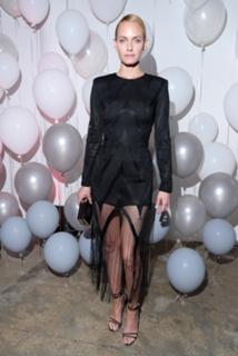 Amber Valletta feet photo thumbnail