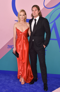 Amber Valletta feet photo thumbnail
