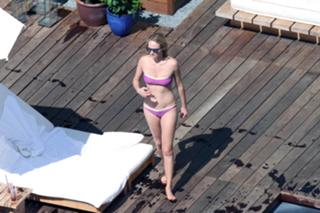 Amber Valletta feet photo thumbnail