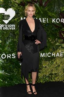 Amber Valletta feet photo thumbnail