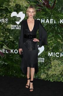 Amber Valletta feet photo thumbnail