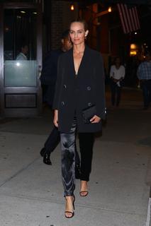 Amber Valletta feet photo thumbnail