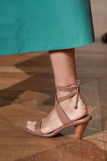 Amber Valletta feet photo thumbnail