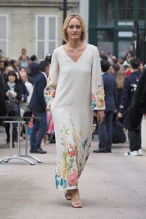 Amber Valletta feet photo thumbnail