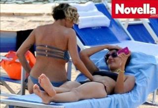 Ambra Angiolini feet photo thumbnail