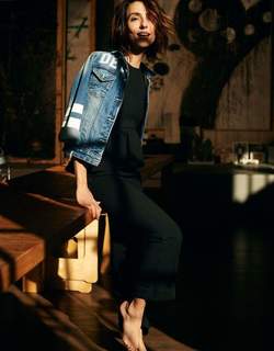 Ambra Angiolini feet photo thumbnail