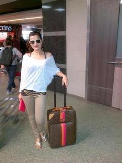 Ameesha Patel feet photo thumbnail