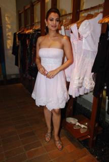 Ameesha Patel feet photo thumbnail