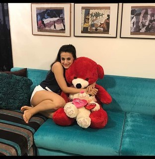 Ameesha Patel feet photo thumbnail