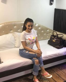Ameesha Patel feet photo thumbnail