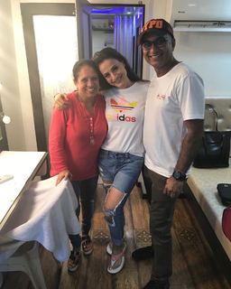 Ameesha Patel feet photo thumbnail