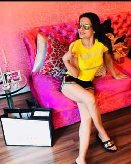 Ameesha Patel feet photo thumbnail