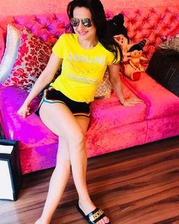 Ameesha Patel feet photo thumbnail