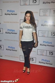 Ameesha Patel feet photo thumbnail