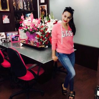 Ameesha Patel feet photo thumbnail