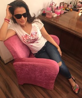 Ameesha Patel feet photo thumbnail