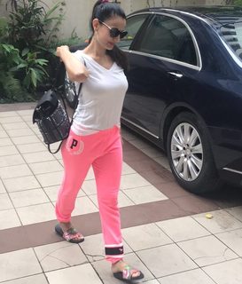 Ameesha Patel feet photo thumbnail