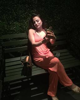 Ameesha Patel feet photo thumbnail