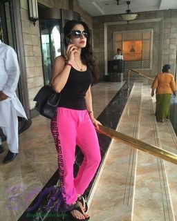 Ameesha Patel feet photo thumbnail