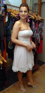 Ameesha Patel feet photo thumbnail