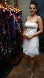 Ameesha Patel feet photo thumbnail