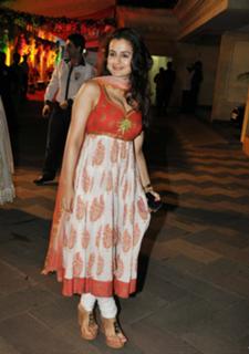 Ameesha Patel feet photo thumbnail