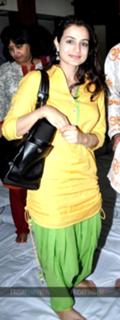Ameesha Patel feet photo thumbnail