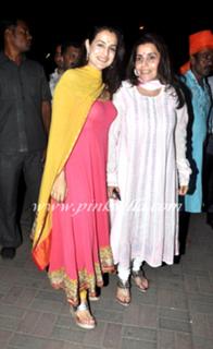Ameesha Patel feet photo thumbnail