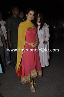 Ameesha Patel feet photo thumbnail