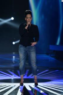 Amel Bent feet photo 6
