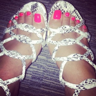 Amel Bent feet photo 13