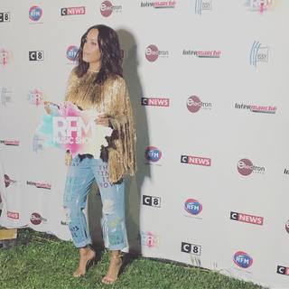 Amel Bent feet photo 8