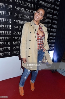 Amel Bent feet photo 1