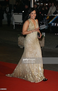 Amel Bent feet photo 8