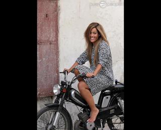 Amel Bent feet photo 4